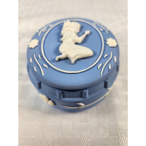 VINTAGE WEDGWOOD BLUE JASPERWARE STYLE TRINKET BOX POWER BOX PRAYING GIRL Flower - Picture 2 of 7